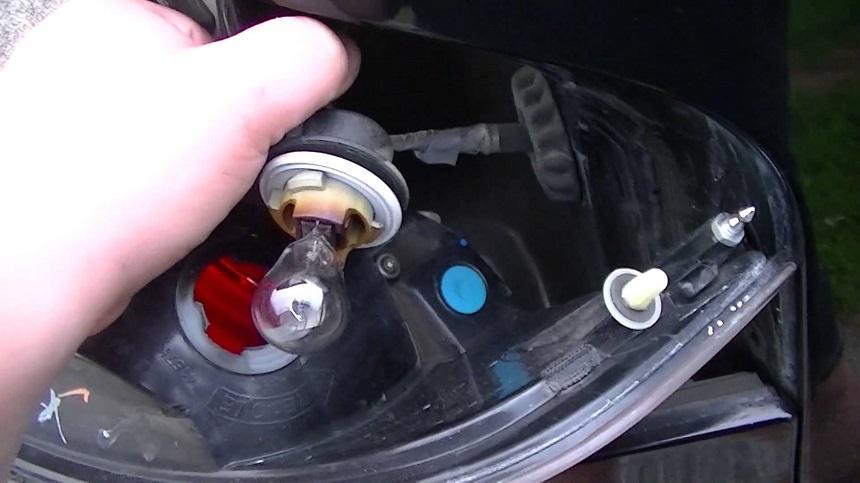 How do I replace a turn signal bulb How do I replace a turn signal bulb