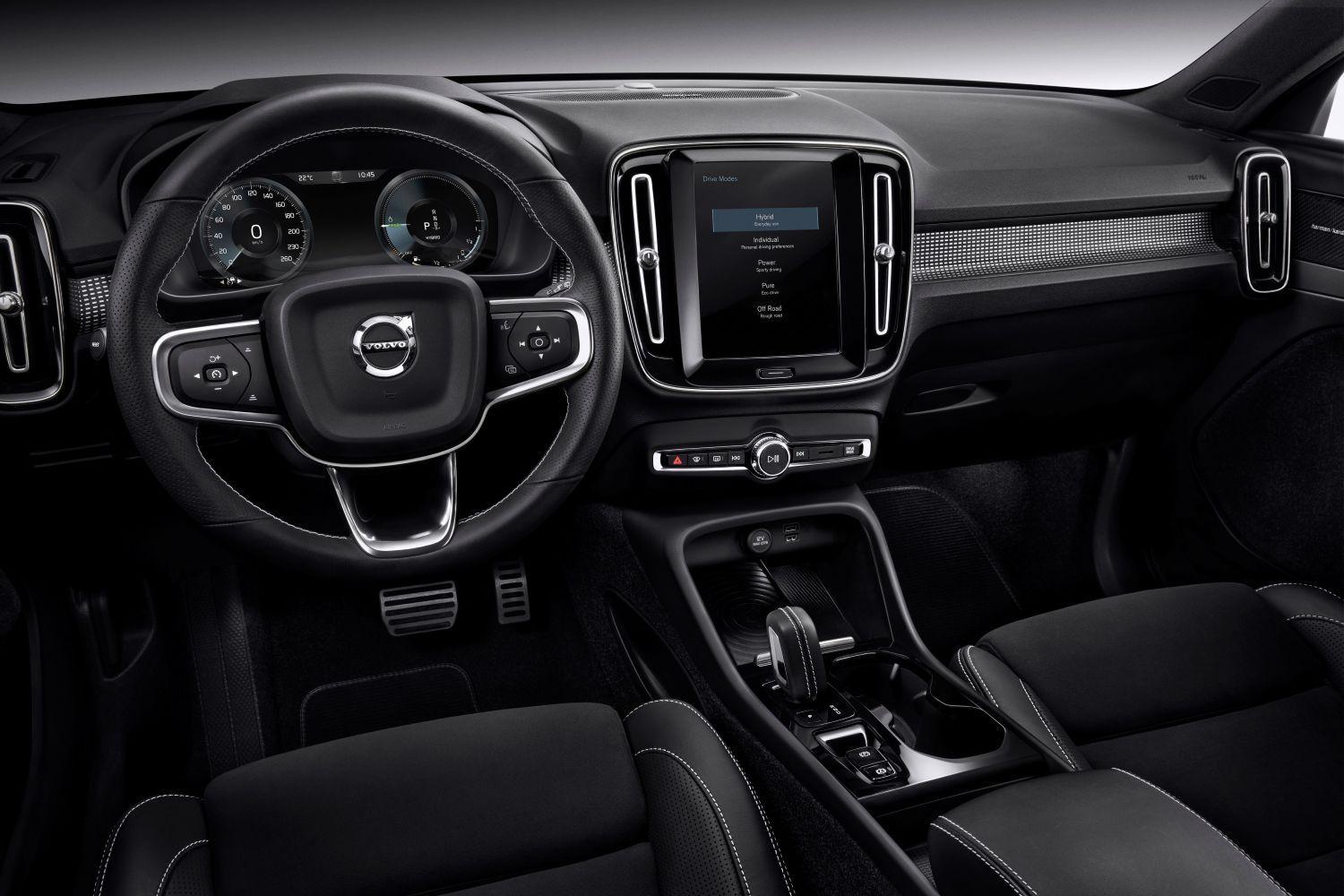 2025 Volvo XC40 - Performance and Technology 2025 Volvo XC40 - Performance and Technology