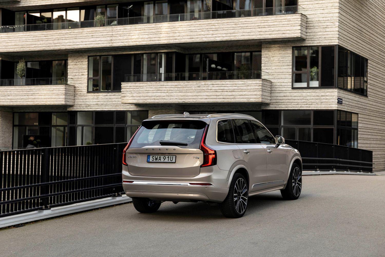 2025 Volvo XC90 - Engine Options 2025 Volvo XC90 - Engine Options