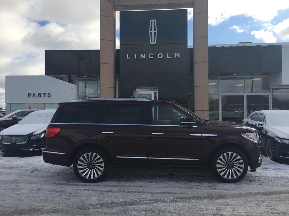 2018 Lincoln Navigator, Passenger Side