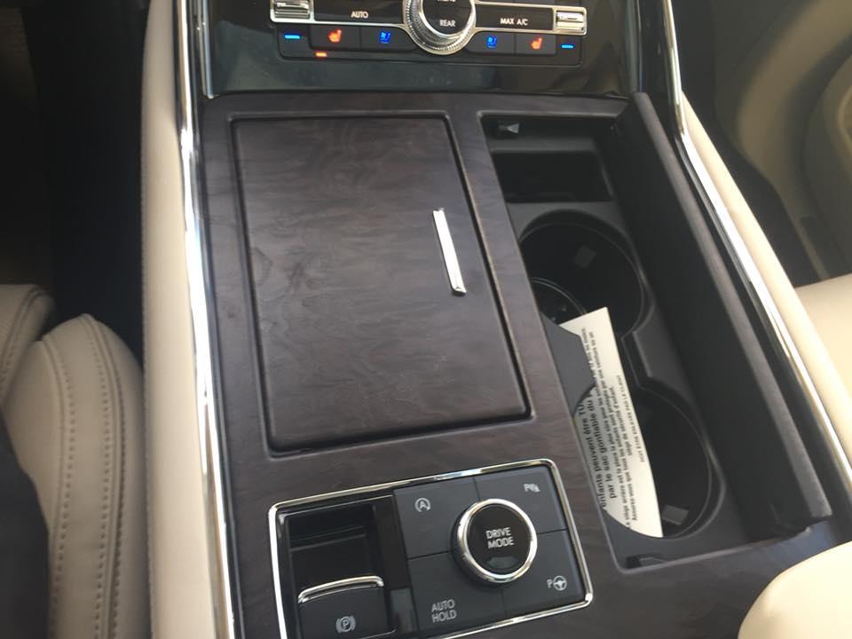 2018 Lincoln Navigator, Console