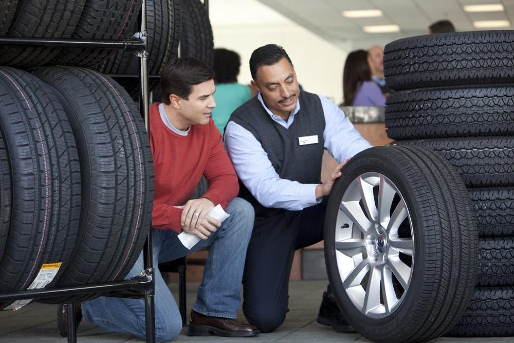 Service Manager helping a customer look at their Ford tires