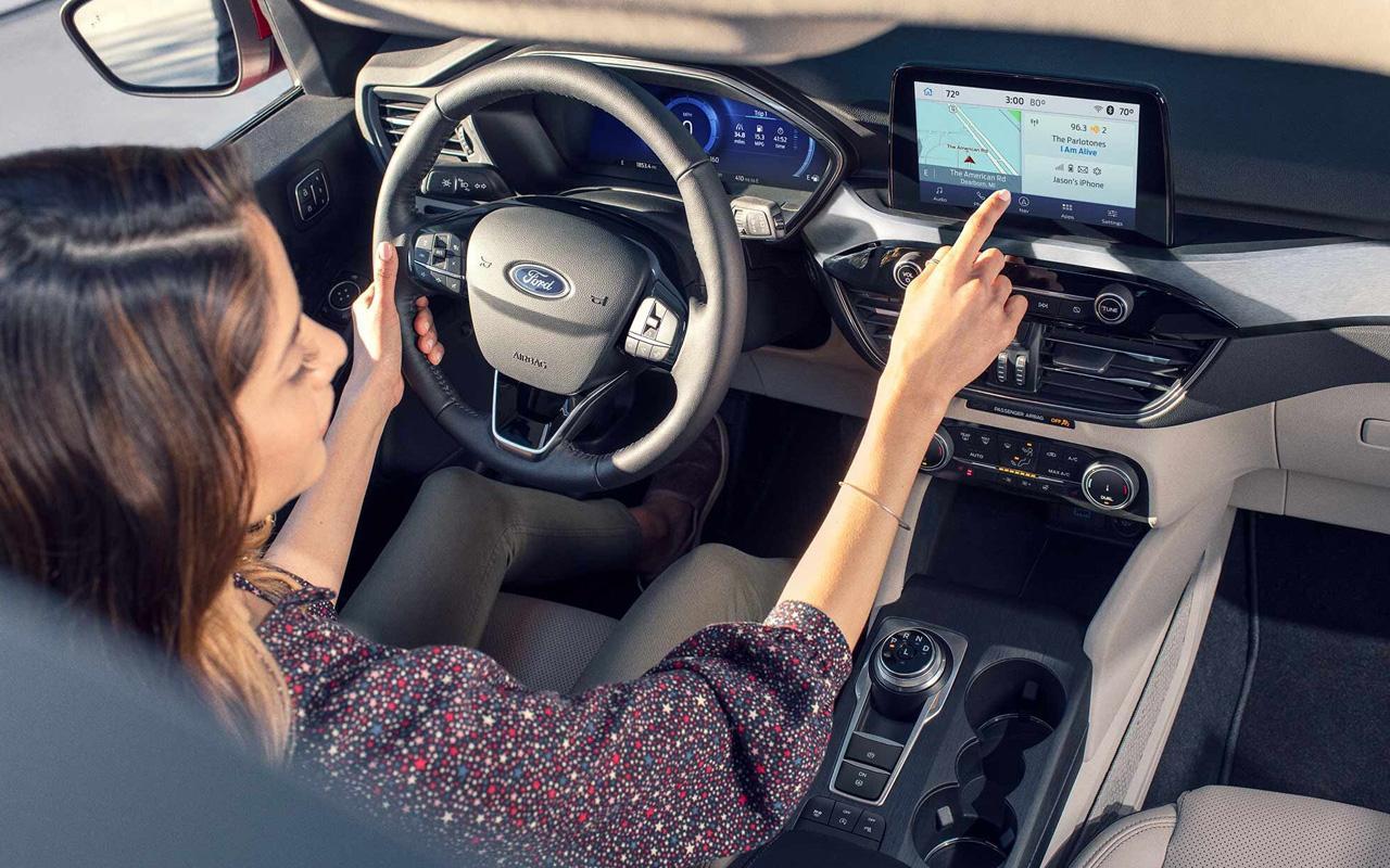 Woman using Ford Co-Pilot360TM Technology in the 2022 Ford Escape SE Hybrid 