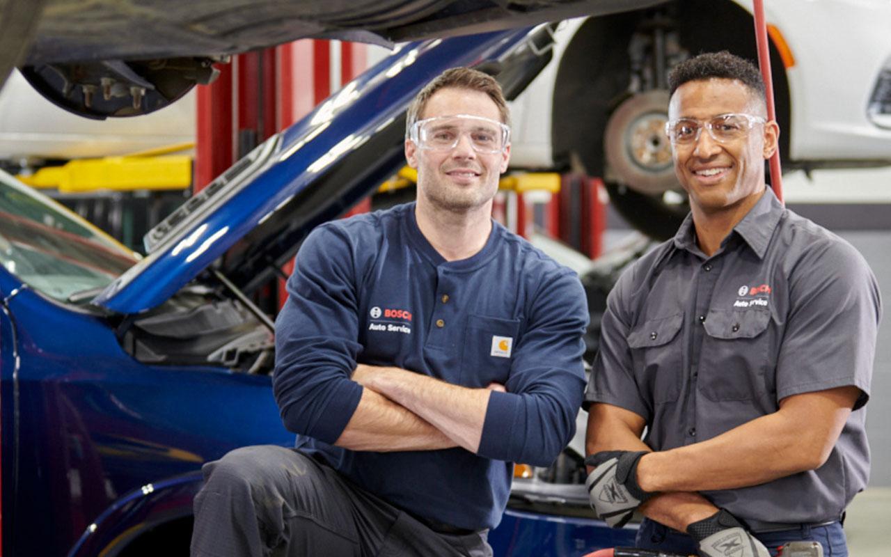Bosch Auto Service technicians in the repair shop