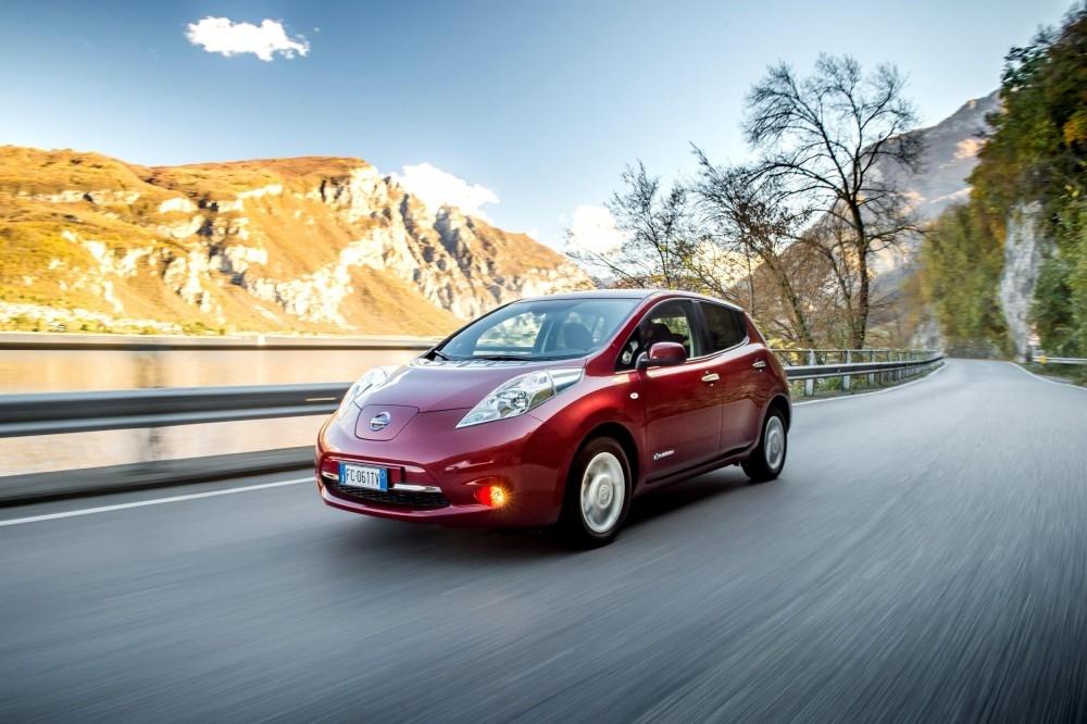 Nissan LEAF charges ahead Nissan LEAF charges ahead