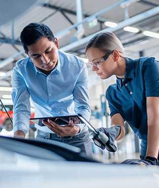 Bosch Auto Service consultant discussion shop processes with technician